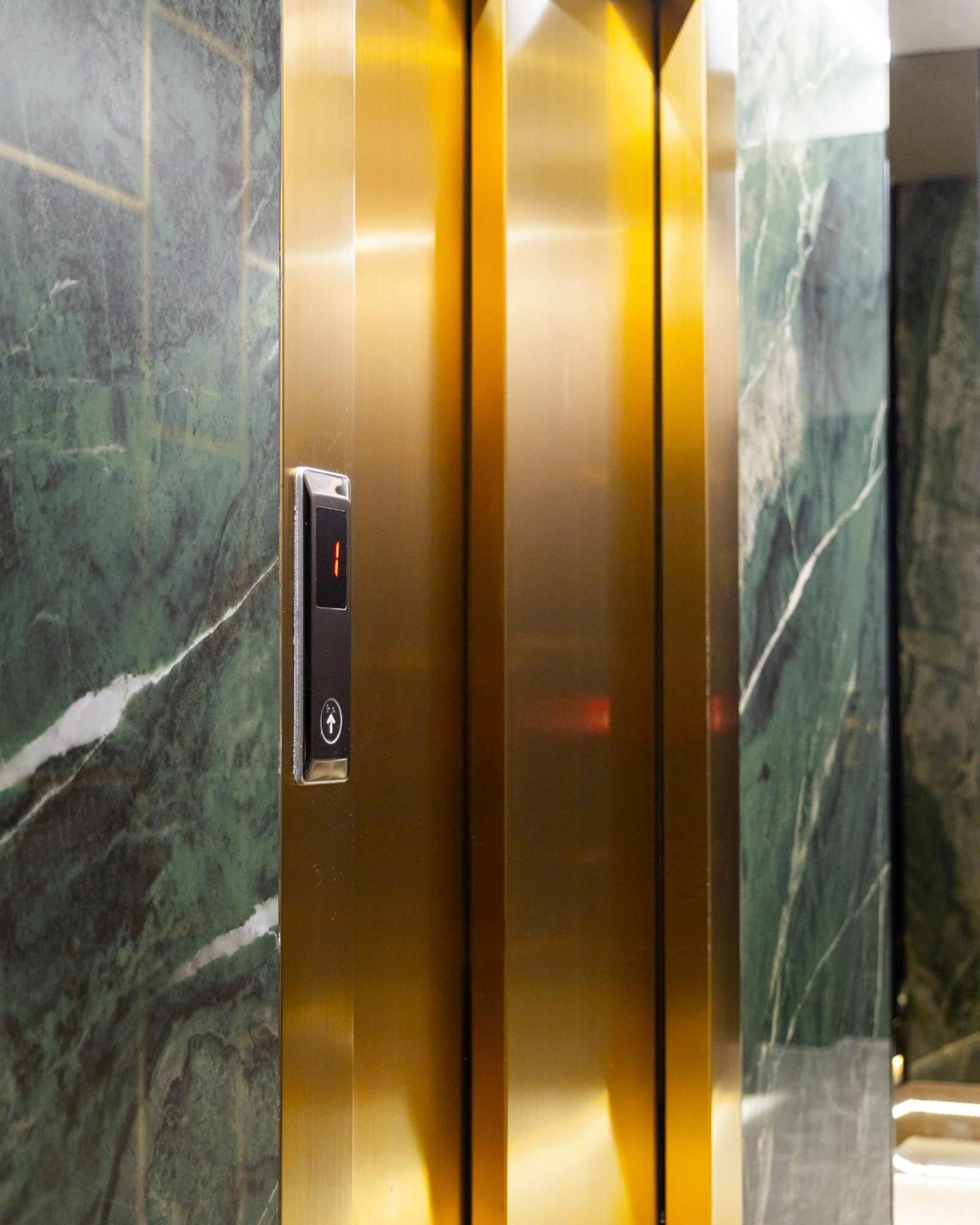Hotel Opera Pristina Esterno foto